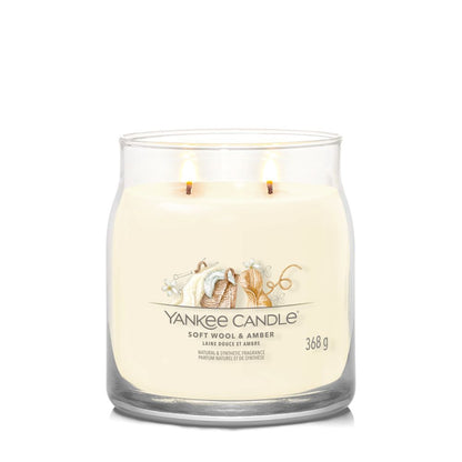 Yankee Candle® Signature vidutinė žvakė – Soft Wool & Amber