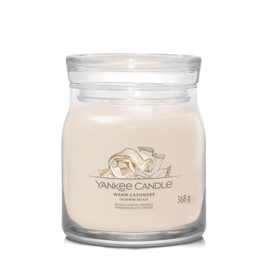 Yankee Candle® Signature vidutinė žvakė – Warm Cashmere