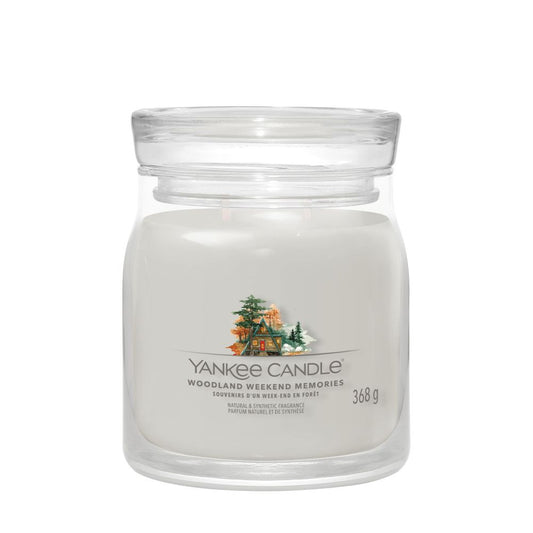 Yankee Candle® Signature vidutinė žvakė – Woodland Weekend Memories