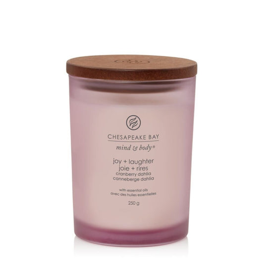Chesapeake Bay Candle vidutinė žvakė – Joy & Laughter (Cranberry Dahlia)